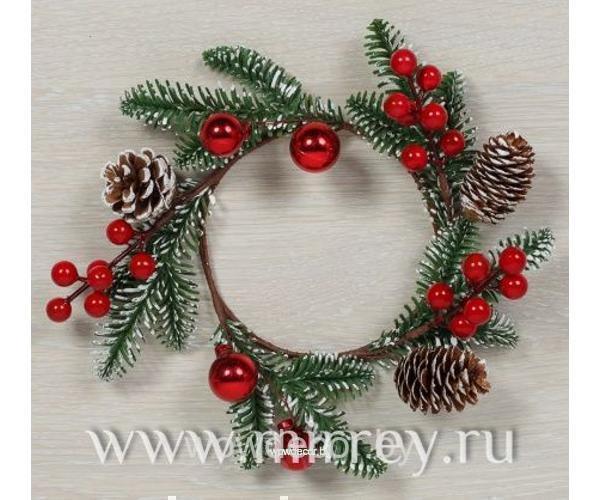 Новогодний венок заснеженный с большими красными ягодами и шишками и красными шариками, 24 см_